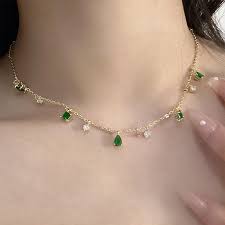 Retro Emerald Inlaid Rhinestone Necklace